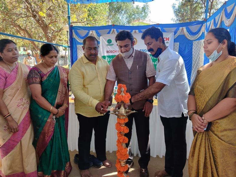 <p>ನಗರದ ಸಿಂಗಸಂದ್ರದಲ್ಲಿ ಬಾಶ್ ಕಂಪನಿಯ ಪ್ರಾಥಮಿಕ ಆರೋಗ್ಯ ಕೇಂದ್ರಕ್ಕೆ ಚಾಲನೆ ನೀಡಿ ಮಾತನಾಡಿದ ಸಚಿವ ಡಾ.ಕೆ.ಸುಧಾಕರ್ ಅವರು, ಗ್ರಾಮೀಣ ಪ್ರದೇಶಗಳಿಗೆ ಪ್ರಾಥಮಿಕ ಚಿಕಿತ್ಸಾ ಕೇಂದ್ರಗಳು ಬಹಳ ಮುಖ್ಯ. ರೋಗಿಗಳು ಹೆಚ್ಚಾಗಿ ಬರುವ, ಹೆಚ್ಚು ಒತ್ತಡವಿರುವ ಕಡೆ ಮಾದರಿ ಆರೋಗ್ಯ ಕೇಂದ್ರ ಅಭಿವೃದ್ಧಿ ಮಾಡಲಾಗುತ್ತದೆ. ಪ್ರಾಥಮಿಕ ಆರೋಗ್ಯ ಕೇಂದ್ರದಲ್ಲಿ ಒಬ್ಬರೇ ವೈದ್ಯರಿದ್ದರು. ಈ ವರ್ಷದಿಂದ ಒಬ್ಬ ಪುರುಷ ಹಾಗೂ ಒಬ್ಬ ಮಹಿಳಾ ವೈದ್ಯರನ್ನು ನಿಯೋಜಿಸಲಾಗುತ್ತದೆ. ಈ ರೀತಿಯ ಬದಲಾವಣೆ ತಂದು ಅಭಿವೃದ್ಧಿಪಡಿಸಲಾಗುತ್ತದೆ ಎಂದರು.</p>