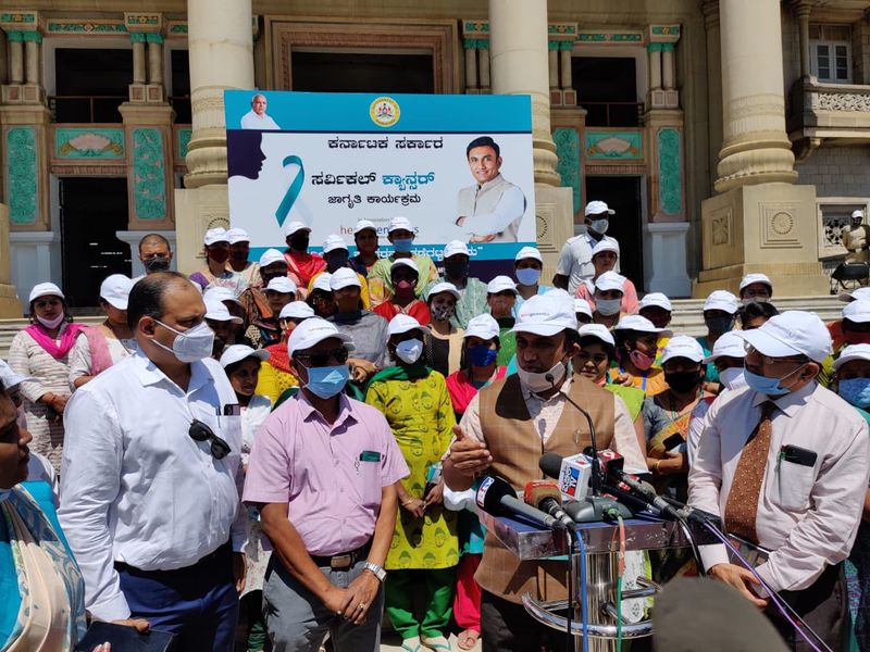 <p>ಬಳಿಕ ಮಾತನಾಡಿದ ಸಚಿವರು ವಿಧಾನ ಸೌಧದ ಎಲ್ಲ ಮಹಿಳಾ ನೌಕರ ಸಹೋದ್ಯೋಗಿಗಳು ಈ ಜಾಗೃತಿ ಕಾರ್ಯಕ್ರಮದಲ್ಲಿ ಪಾಲ್ಗೊಂಡು, ಸರ್ವಿಕಲ್ ಕ್ಯಾನ್ಸರ್ ಬಗ್ಗೆ ಮಾಹಿತಿಯನ್ನು ಪಡೆಯಬೇಕು ಎಂದು ಮನವಿ ಮಾಡಿದರು.</p>