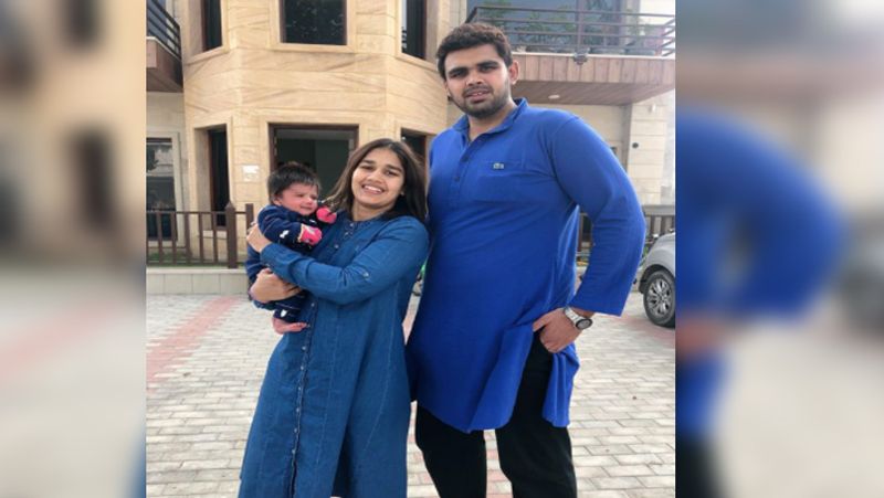 'दंगल गर्ल' के नाम से मशहूर रेसलर बबीता फोगाट इन दिनों अपना मदरहुड एंजॉय कर रही है। उनका बेटा 11 मार्च को तीन महीने का हो गया है।
