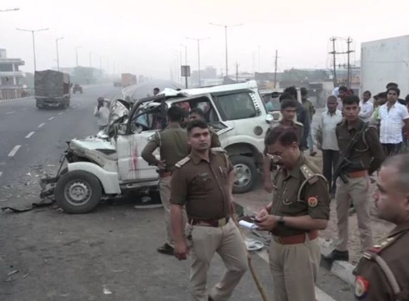 पुलिस के मुताबिक प्रथम दृष्टया ड्राइवर को झपकी आने की वजह से होने की आशंका है। स्कॉर्पियो का नंबर जेएच 13 डी 5029 है। सभी मृतक व घायल बिहार के गया जिले के निवासी हैं।
