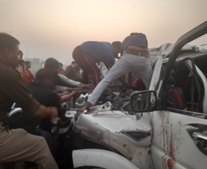 बताते हैं कि एत्मादपुर की ओर से आ रही स्कॉर्पियो एसयूवी गाड़ी अचानक बेकाबू होकर डिवाइडर पर चढ़ने के बाद रांग साइड पहुंच गई। इसी बीच रामबाग की ओर से कंटेनर आ गया और दोनों में जोरदार टक्कर हो गई।