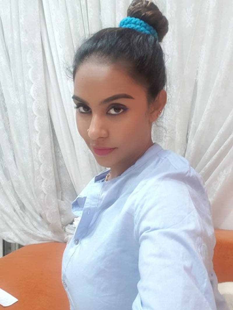 మరో ట్విట్టర్ పోస్ట్ లో శ్రీ రెడ్డి ఓ హాట్ ఫోటో పంచుకొని... పైన 'బాత్ రూమ్ కి వెళుతున్నా' అంటూ హాట్ కామెంట్ చేశారు.