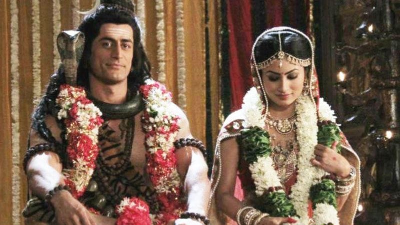 Mouni was earlier in a steady relationship with TV actor Gaurav Chopra and later said to be dating Mohit Raina.