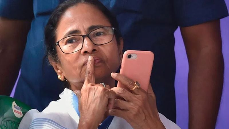 <p>গত বিধানসভা নির্বাচন অর্থাৎ ২০১৬ সালের নির্বাচনে মুখ্যমন্ত্রী মমতা বন্দ্যোপাধ্যায় যে হলফনামা পেশ করেছিলেন তার সঙ্গে এবারের হলফনামার তুলনা করলে দেখা যাচ্ছে প্রায় অর্ধেকের কাছাকাছি সম্পদ কমেছে মমতা বন্দ্যোপাধ্যায়ের।<br />
</p>