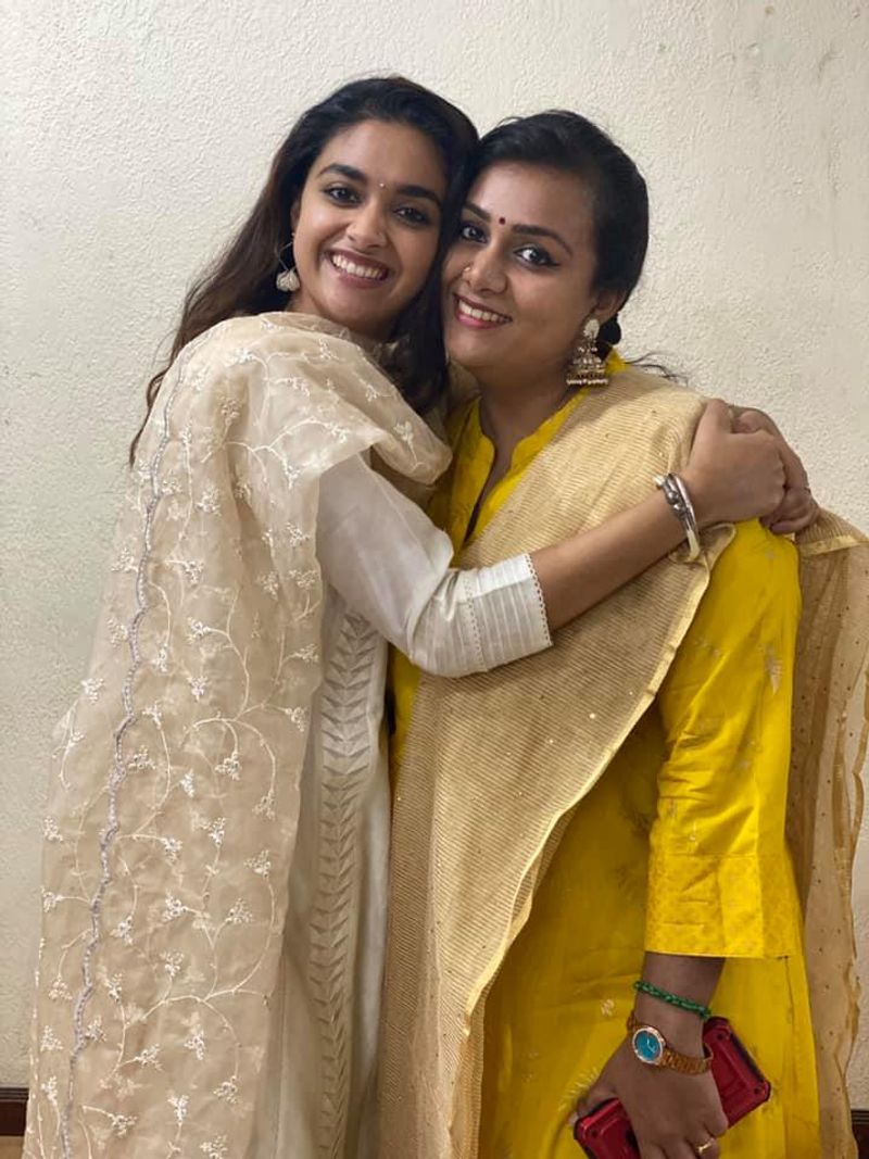 பழைய அழகில் இருந்து சற்று குறைந்தாலும், தற்போது இவர் எந்த உடை போட்டாலும் சும்மா நச்சுனு இருக்கிறார் என, ரசிகர்கள் கமெண்ட் மூலம் இவரது மனதை குளிர வைத்து வருகிறார்கள்.
