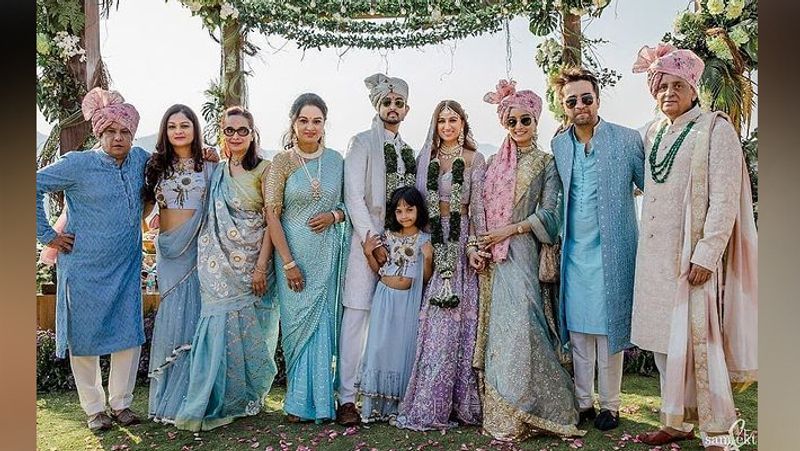 बता दें कि पद्मिनी कोल्हापूरे के बेटे प्रियांक शर्मा की शादी के सारे फंक्शन मालदीव में ही हुए। कुछ प्रोग्राम मुंबई में भी होने थे लेकिन कोरोना की वजह से इसे कैंसिल कर दिया गया।