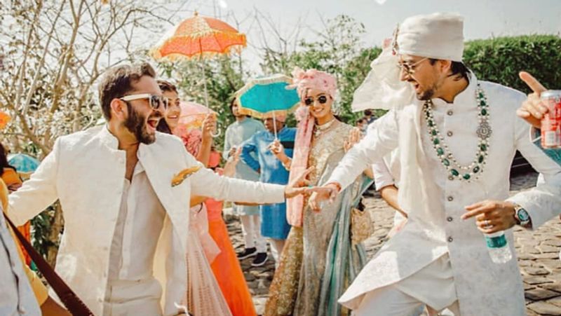 प्रियांक ने अपनी शादी में भाई सिद्धांत कपूर और बहन श्रद्धा कपूर के साथ जमकर डांस किया। बरात में सभी बहुत ज्यादा जोश में नजर आए।