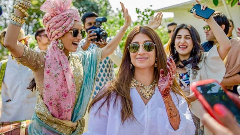 पगड़ी और गॉगल लगाए श्रद्धा कपूर ने भाभी शजा मोरानी के साथ जमकर ठुमके लगाए। इस दौरान वे बेहद एक्साइटेड नजर आ रही थी।