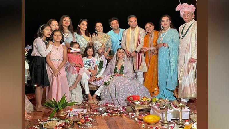 आपको बता दें कि हिंदू रीति-रिवाज के अलावा प्रियांक और शजा ने क्रिश्चयन रीति-रिवाज से भी शादी की। प्रियांक से शादी करने शजा व्हाइट कलर की गाउन और हाथ में फूलों का गुलदस्ता लिए पापा करीम मोरानी के पहुंची।