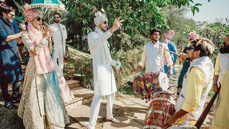 बरात में दूल्हा बने प्रियांक बेहद एक्साइटेड दिखे। उन्होंने इस दौरान सफेद रंग की शेरवानी, साफा और गॉगल लगा रखा था। 
