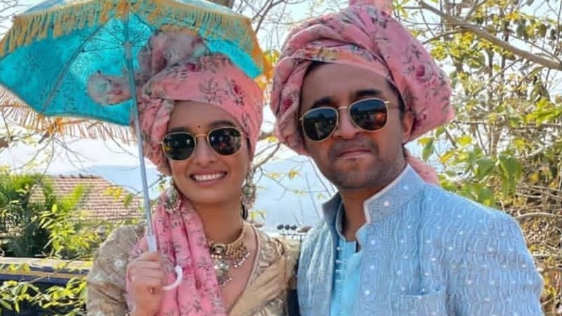 श्रद्धा कजिन की शादी में भाई सिद्धाांत कपूर के साथ पोज देती नजर आई। 