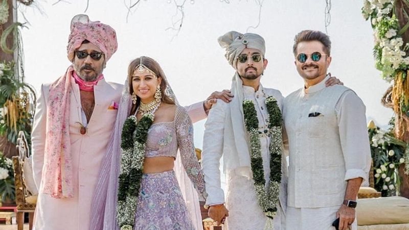 पद्मिनी कोल्हापूरे के बेटे प्रियांक की शादी अटेंड करने जैकी श्रॉफ और अनिल कपूर भी पहुंचे थे। दोनों ने दूल्हा-दुल्हन संग फोटोज भी क्लिक करवाए।