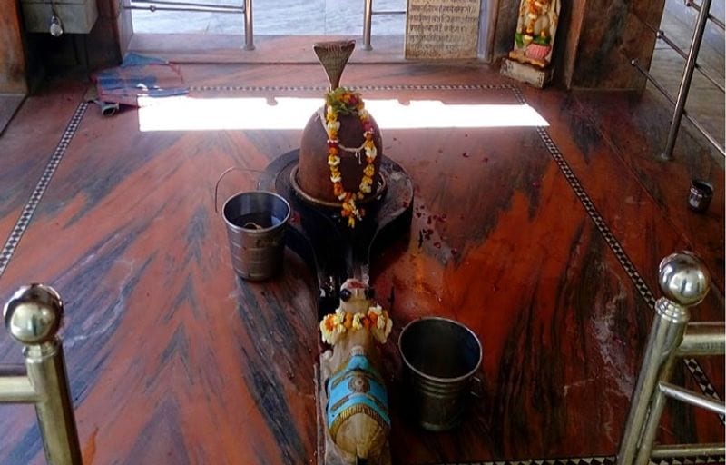 रहस्य से नहीं उठ सका पर्दा
मंदिर को अचलेश्वर शिव मंदिर के नाम से जाना जाता है। इस शिवलिंग के रंग बदलने के पीछे की वजह क्या है? आज तक इसका जवाब नहीं मिल सका। कई बार यहां वैज्ञानिकों की रिसर्च टीमें भी आईं और जांच पड़ताल की लेकिन चमत्कारी शिवलिंग के रहस्य से पर्दा नहीं उठ सका।
