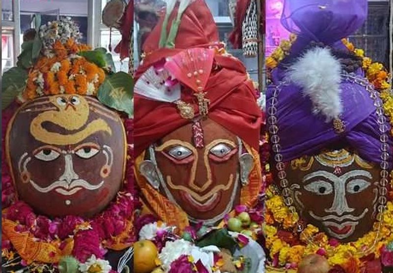 इस रंग में दिखता है शिवलिंग
धार्मिक मान्यताओं के अलावा एक और चौंकाने वाली बात है कि यहां शिवलिंग दिनभर में तीन बार रंग बदलता है। कहा जाता है कि यह शिवलिंग सुबह में लाल, दोपहर में केसरिया और रात को सांवला हो जाता है।