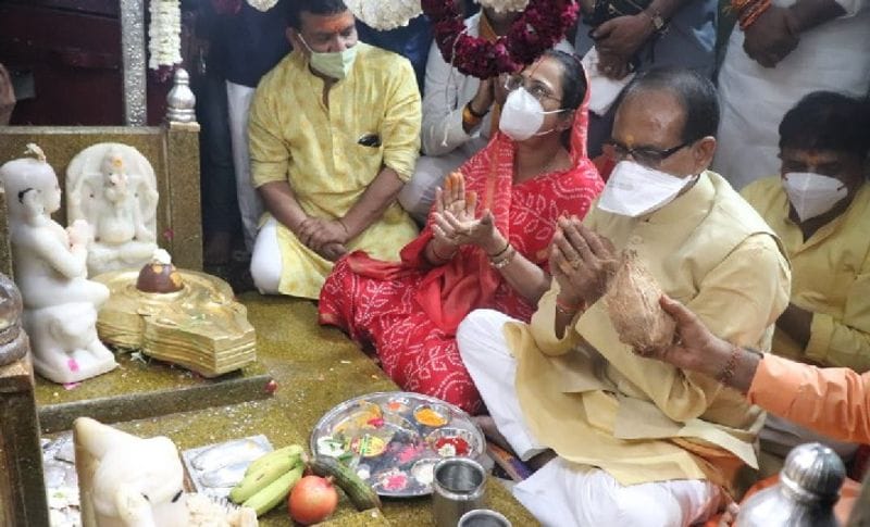 सीएम शिवराज सिंह ने बड़वाले महादेव मंदिर में विधि-विधान से पूजा की और भोलेनाथ को बिल्वपत्र का अर्पण किया। उन्होंने प्रदेश की जनता को शुभकमानाएं देते हुए कहा कि ''हे महादेव आशीर्वाद दीजिये कि जनता की सेवा और प्रदेश की प्रगति के लिए पूरी सामर्थ्य, शक्ति के साथ कार्य कर सकूं। हर चेहरे पर सुख, शांति और आनंद की चिरस्थायी मुस्कान बिखेर सकूं! हर हर महादेव।'' मुझे आदि देव भगवान शिव के पावन पर्व पर महाशिवरात्रि पर शिव रथ को खींचने का सुख और सौभाग्य मिला।