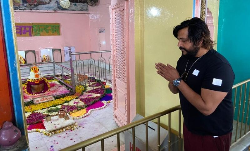 गोरखपुर से भाजपा सांसद और बॉलीवुड एक्टर रविकिशन ने भी महाशिवरात्रि के पावन अवसर पर जयपुर के झारखंड मंदिर में बाबा महादेव के दर्शन करने के लिए पहुंचे। जहां उन्होंने विधि-विधान से पूजा अर्चना की। इसके साथ ही उन्होंने सोशल मीडिया पर कुछ इस अंदाज में लोगों को शुभकामानएं दीं। उन्होंने लिखा-''ओम नमः शिवाय ओम नमः शिवाय हर हर भोले नमः शिवाय, ओम नमः शिवाय ओम नमः शिवाय, हर हर भोले नमः शिवाय. जगत पिता भगवान आदि आशुतोष सदाशिव एवं आद्या शक्ति मातेश्वरी जगदात्री जगदंबा के पावन पर्व महाशिवरात्रि की सभी श्रद्धालु भक्तजनों को हार्दिक बधाई एवं शुभकामनाएँ''