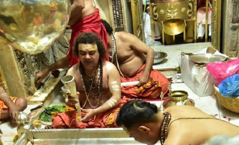 यह तस्वीर काशी के विश्वप्रसिद्ध मंदिर की है, जहां भगवान शिव के भक्त वाराणसी में लंबी कतार लगाए हुए हैं। धीरे-धीरे काशी विश्वनाथ के दर्शन कर रहे हैं। शिव शंभू के दर्शन के लिए बुधवार रात से ही कतार लगना शुरू हो गई थी। मंगला आरती के बाद मंदिर के कपाट श्रद्धालुओं के लिए खोल दिए गए। वहीं, मणिकर्णिका घाट पर लोगों का हुजूम रात में ही उमड़ पड़ा था।
