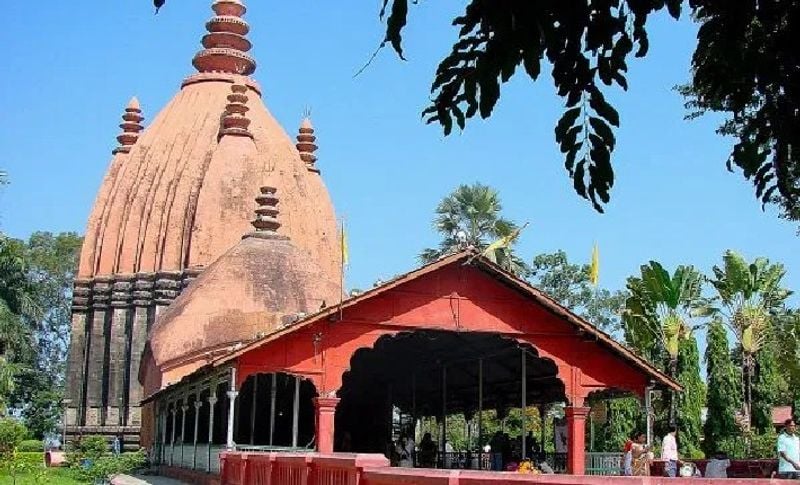 कांग्रेस की राष्ट्रीय महासचिव प्रियंका गांधी वाड्रा ने भी देश की जनता को महाशिवरात्रि की शुभकामनाए देते हुए भगवान शिव का मंत्र लिख शेयर किया है। ॐ त्र्यम्बकं यजामहे सुगन्धिं पुष्टिवर्धनम्। उर्वारुकमिव बन्धनान्मृत्योर्मुक्षीय मामृतात्।। इसके अलावा उन्होंने असम के प्राचीन ''शिवडोल मंदिर' की तस्वीर पोस्ट की है। बता दें कि असम में विधानसभा चुनाव हैं, जिसका वह लगातार दौरा कर रही हैं। प्रियंका यहां मंदिर से लेकर चाय के बागान तक में नजर आ चुकी हैं।
