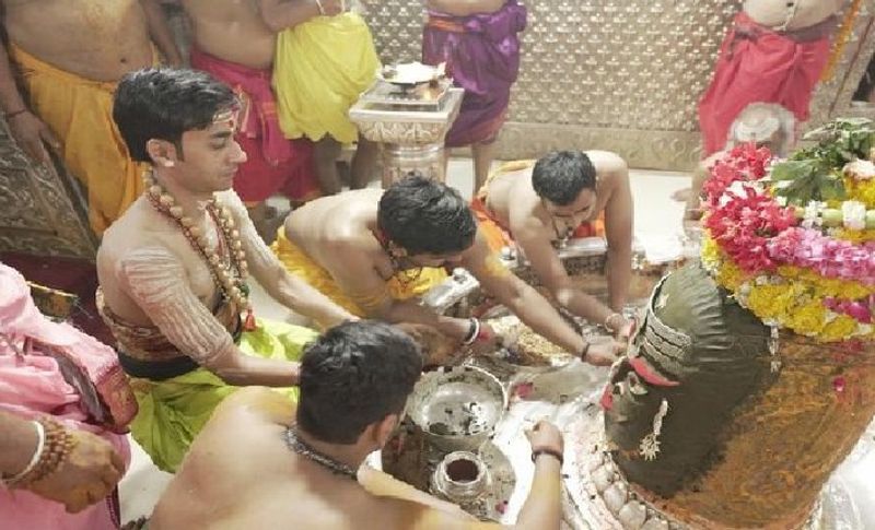 उज्जैन के विश्वप्रसिद्ध ज्योतिर्लिंग महाकाल और खंडवा के ओंकारेश्वर में महाशिवरात्रि के पर्व पर दर्शन करने के लिए भक्तों की भीड़ उमड़ रही है। महाकाल मंदिर में तो एक दिन पहले से ही लोग लाइन में लग चुके थे। पुजारियों ने 2.30 बजे पुजारियों ने विधि विधान से बाबा महाकाल का दिव्य श्रृंगार कर पहली आरती की। वहीं अब 24 घंटे पर बाबा का जलधारा से अभिषेक होगा। 