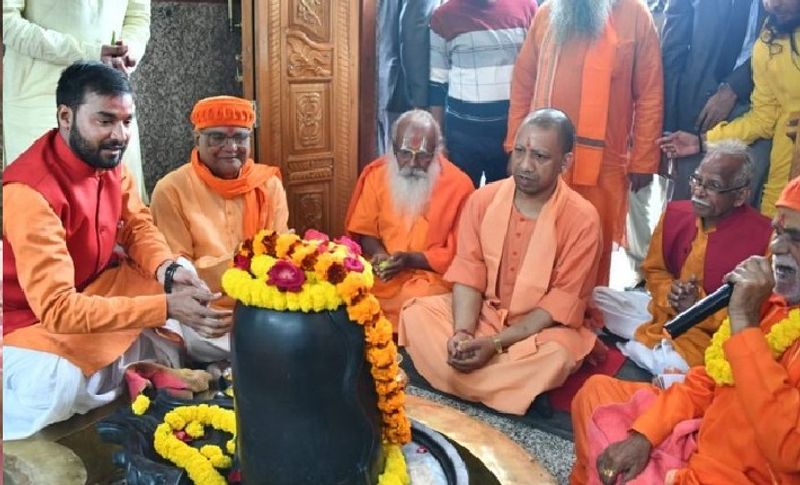 महाशिवरात्रि के पावन अवसर पर उत्तर प्रदेश के मुख्यमंत्री योगी आदित्यनाथ ने अपने राज्य की जनता के लिए शुभकामानाएं दीं। उन्होंने कहा कि ''भगवान भोलेनाथ की पावन आराधना को समर्पित 'महाशिवरात्रि' के पर्व की सभी भक्तों एवं प्रदेशवासियों को अनंत शुभकामनाएं।''देवाधिदेव महादेव की कृपा से सभी प्राणियों के जीवन में सुख, समृद्धि, शांति और सद्भाव का वास हो। समस्त जगत का कल्याण हो। 'हर हर महादेव' ( गोरखपुर मंदिर की फाइल फोटो)
