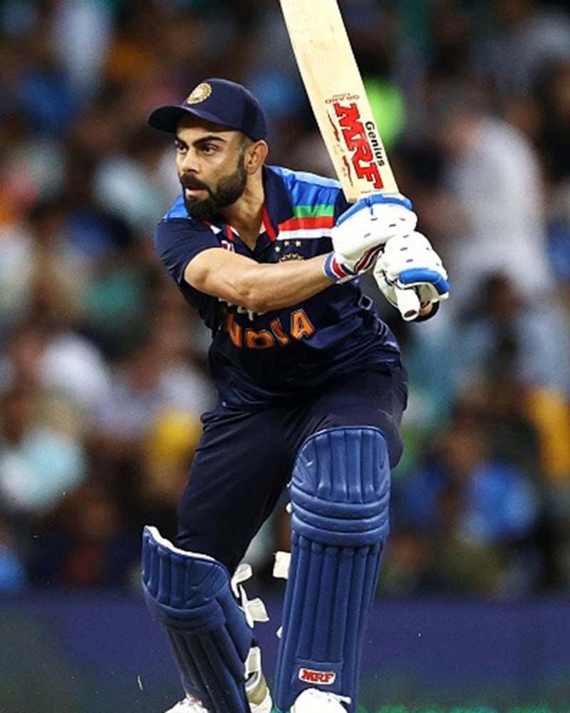 ఫిట్నెస్ విషయంలోనే కాకుండా స్టైల్ విషయంలో కూడా విరాట్ కోహ్లీకి బీభత్సమైన క్రేజ్ ఉంది. సోషల్ మీడియాలో 100 మిలియన్లకు పైగా ఫాలోవర్లను కలిగిన విరాట్ కోహ్లీ... ట్రెండ్ సెట్ చేసేవిధంగా ఫ్యాషన్ను ఫాలో అవుతూ ఉంటాడు...
