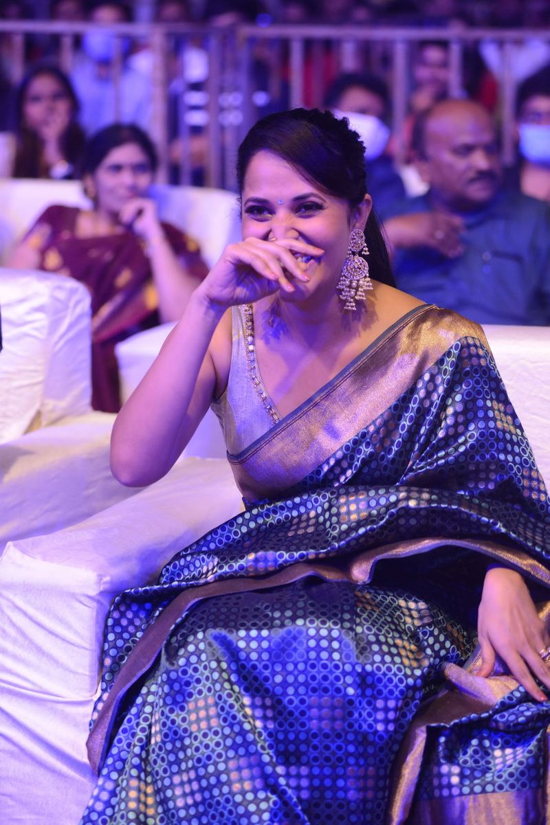 ఇక అనసూయ తన గ్లామర్ తో టాలీవుడ్ యంగ్ హీరోయిన్స్ కి ఛాలెంజ్ విసురుతుంది. ఇద్దరు పిల్లలు కన్న తరువాత నా ముందు మీరెంత అన్నట్లు మైంటైన్ చేస్తుంది.