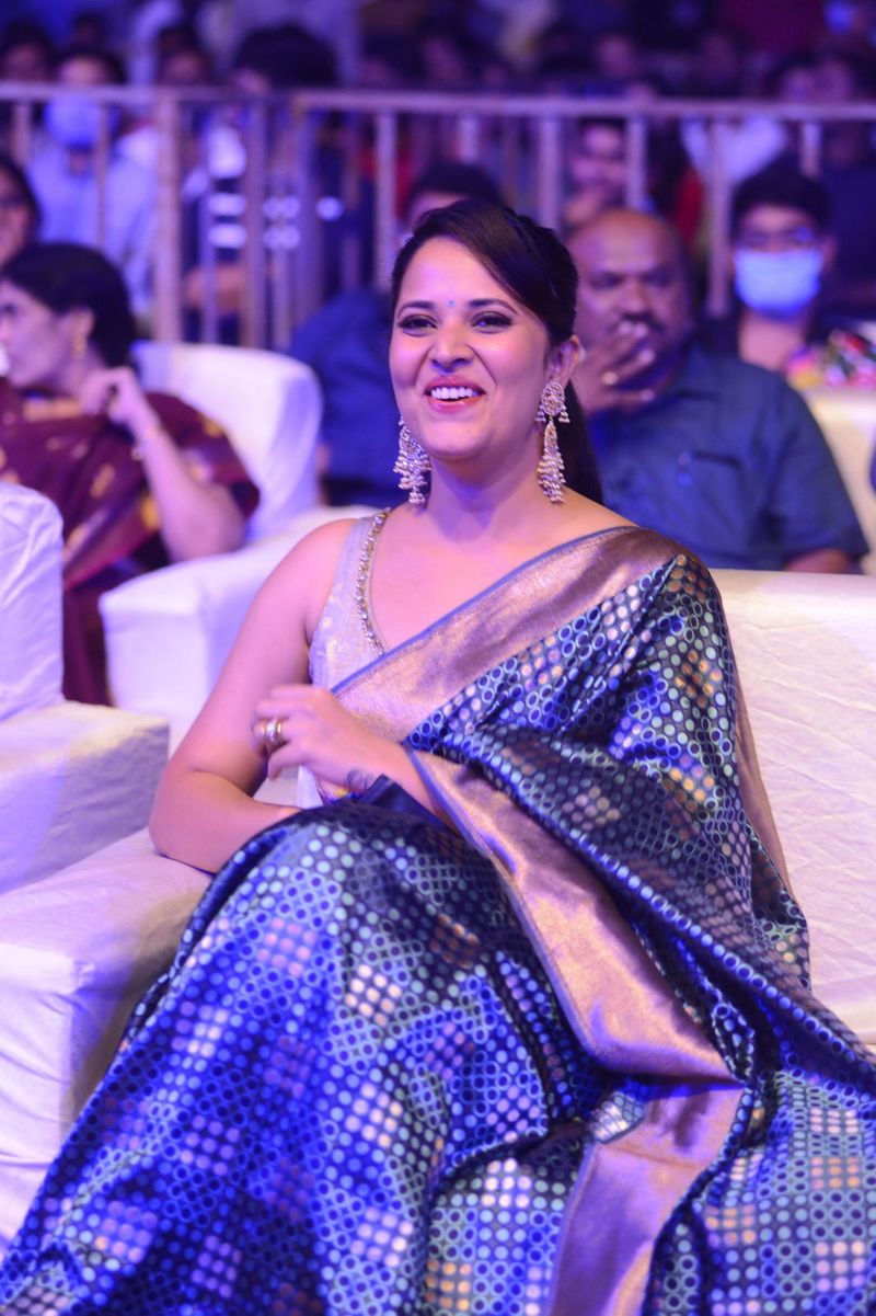 ఇటీవల జరిగిన చావు కబురు చల్లగా ప్రీ రిలీజ్ ఈవెంట్ లో స్లీవ్ లెస్ బ్లౌజ్, శారీలో సెక్సీగా దర్శనం ఇచ్చింది. వేదిక ముందు రెండో వరుసలో కూర్చున్నా కానీ.. కెమెరాలు మాత్రం ఆమెనే టార్గెట్ చేశాయి.