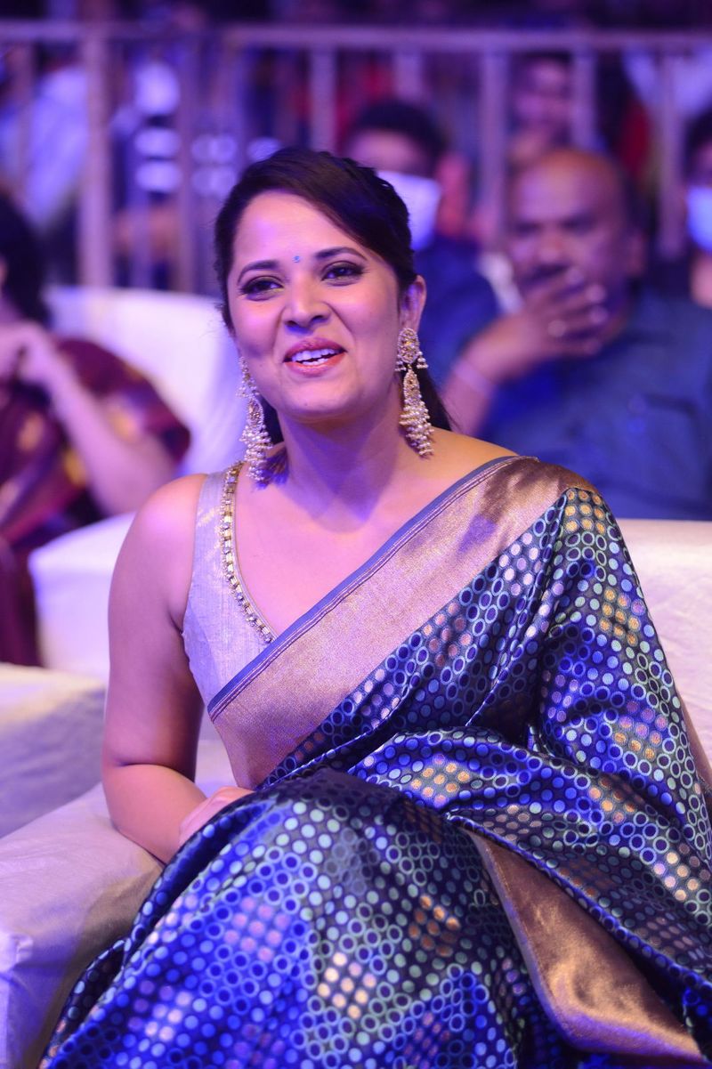 ఒక విధంగా ఆ మూవీ హీరోయిన్ లావణ్య త్రిపాఠిని కూడా డామినేట్ చేసేలా అనసూయ తన గ్లామర్ తో వెలిగిపోయింది.