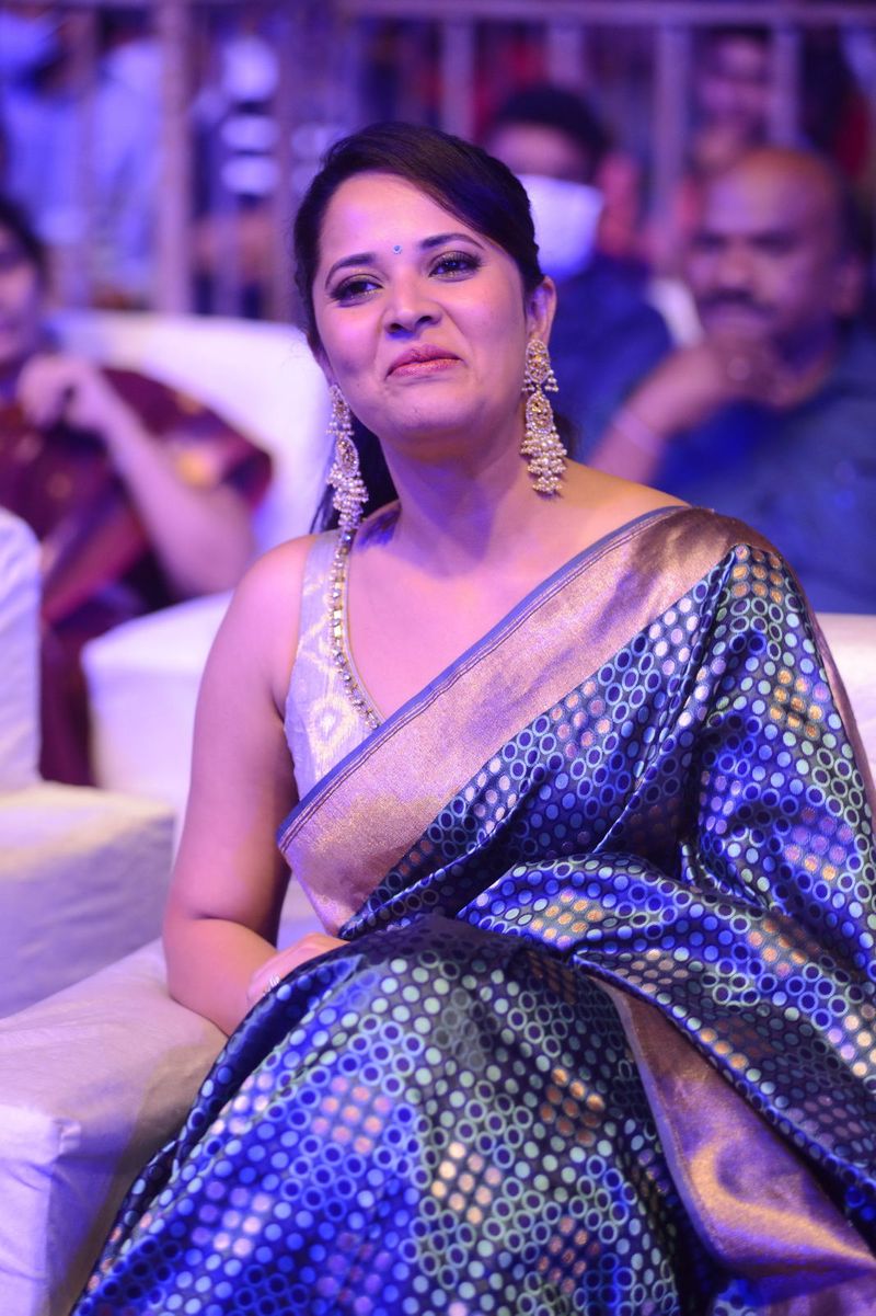 మరి వాళ్ళను దృష్టిలో పెట్టుకోనైనా అనసూయ కొంచెం తక్కువ అందంగా కనిపిస్తే మంచిది.