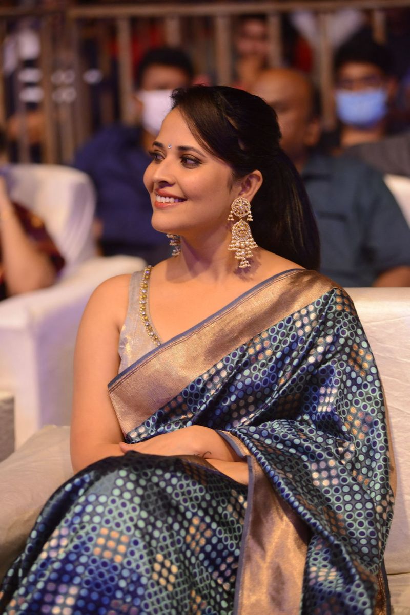 ఎంబీఏ హెచ్ ఆర్ చేసిన అనసూయ.. కొన్నాళ్ళు జాబ్ చేశారు. ఆ సమయంలోనే ప్రేమ, పెళ్లి అన్నీ జరిగిపోయాయి. ఆమె గ్లామర్ ఫీల్డ్ కి పెళ్ళయాక ఎంటర్ అయ్యారు.
