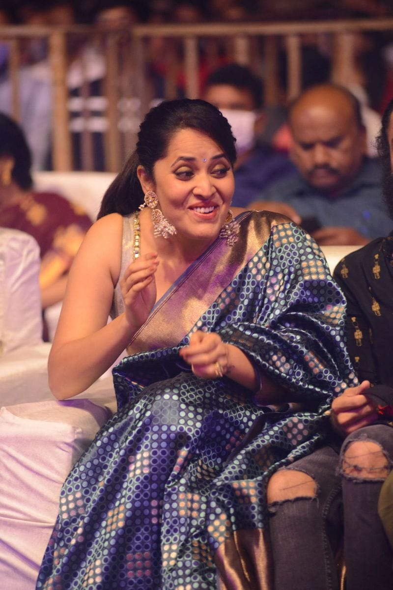 యాంకర్ గా కెరీర్ బ్యాలన్స్ చేస్తూ.. చేతినిండా సంపాదిస్తున్నారు ఆమె.