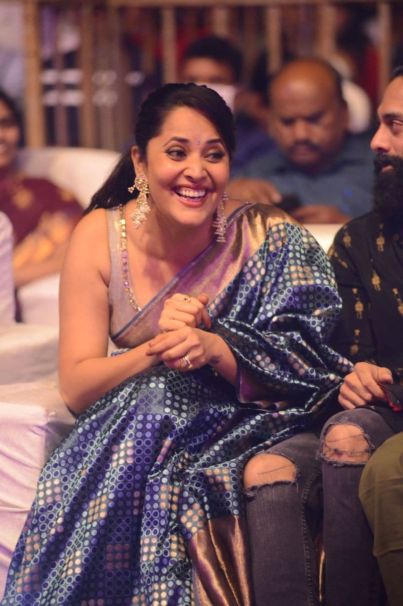 అనసూయ అంత అందంగా కనిపిస్తే హీరోయిన్స్ మా గతేంటని కుర్ర హీరోయిన్స్ కూడా బాధపడుతున్నారట.
