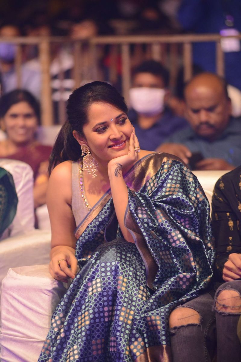 ఇక యాంకర్ గా కంటే కూడా నటిగానే అనసూయ బిజీగా ఉన్నారు. పలు భాషలలో ఆమె చిత్రాలు చేస్తున్నారు.