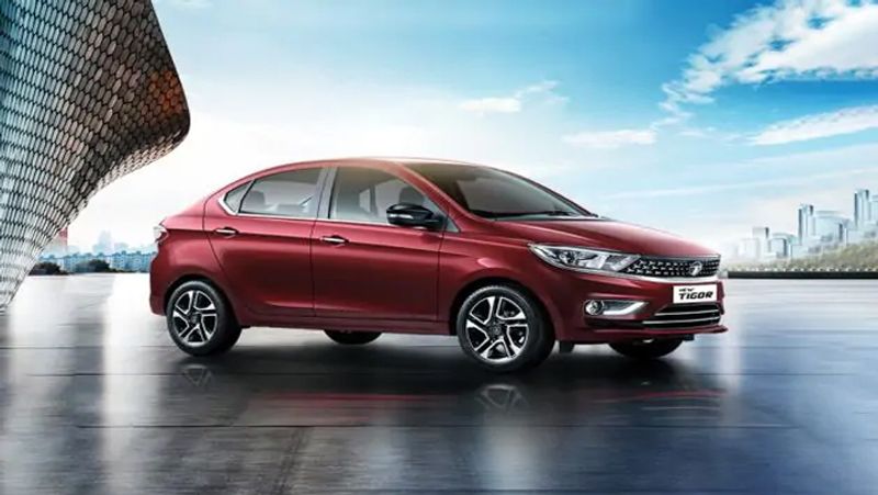 Tata Tigor
टाटा की गाड़ियां अपने दमदार इंजन और माइलेज के लिए जानी जाती है। भारत में इन गाड़ियों की डिमांड बहुत ज्यादा है। पेट्रोल-डीजल के साथ ही कंपनी अब सीएनजी गाड़ियां भी मार्केट में ला रही है। इसी में से एक है Tata Tigor। ये कार आपको सीएनजी वर्जन में भी मिल जाएगी। इसकी कीमत 6.40 लाख से शुरु है। ये कार एक किलोग्राम सीएनजी में 25 किलोमीटर का माइलेज दे देती है।