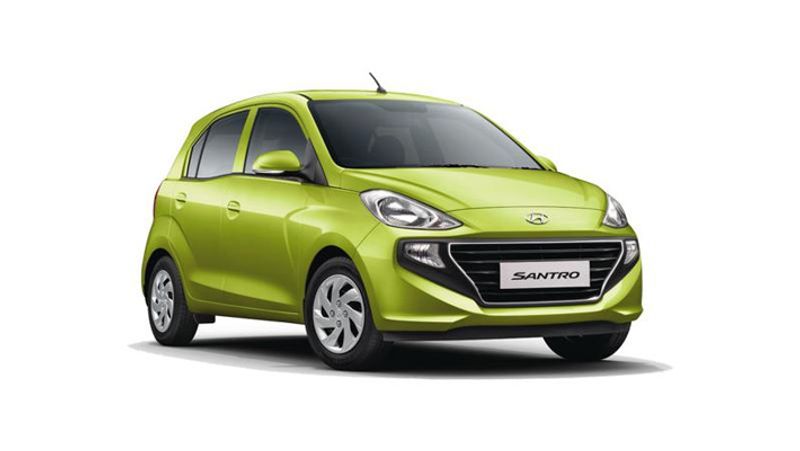 Hyundai Santro
हुंडई की हैचबैक कार सैंट्रो का भी CNG मॉडल आपके लिए एक बेहतरीन विकल्प हो सकता है। ये कार 1 किलोग्राम गैस में 30 किलोमीटर से अधिक का माइलेज देती है। इसकी कीमत 5.99 लाख से शुरू है।