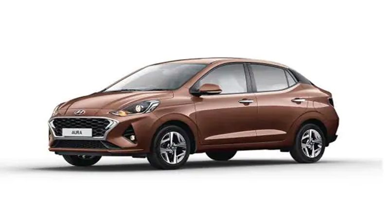 Hyundai Aura
हुंडई की एक सेडान कार भी सीएनजी वर्जन में मार्केट आई है। इस कार की कीमत 7.30 लाख रुपये शुरू है। शानदार लुक और फीचर्स के साथ ही ये कार 1 किलो सीएनजी नें करीब 28किमी तक का माइलेज देती है।
