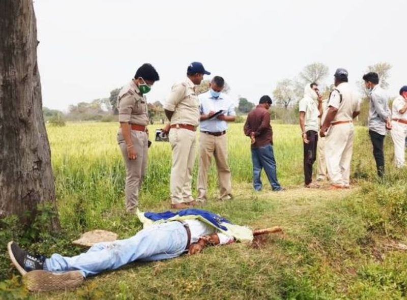 सिर बोरे में भरकर पहुंचा था थाने
मिंटू हत्या करने के बाद उसका सिर बोरी में भरकर तिलवारा थाने में पहुंचा। बताते हैं कि बोरी से खून रिस रहा था। जिसे देखकर एक बार पुलिसकर्मियों के होश उड़ गए। उसने बताया कि उसने विजेत पुत्र सुरेंद्र कश्यप (32) की रमनगरा के बर्मन मोहल्ला में हत्या कर दी है। पुलिस मौके पर पहुंची तो खेतों से गुजरी सड़क पर विजेत का धड़ मिला। उसका हाथ भी वहीं पड़ा था, जिसके बाद उसे गिरफ्तार कर लिया।