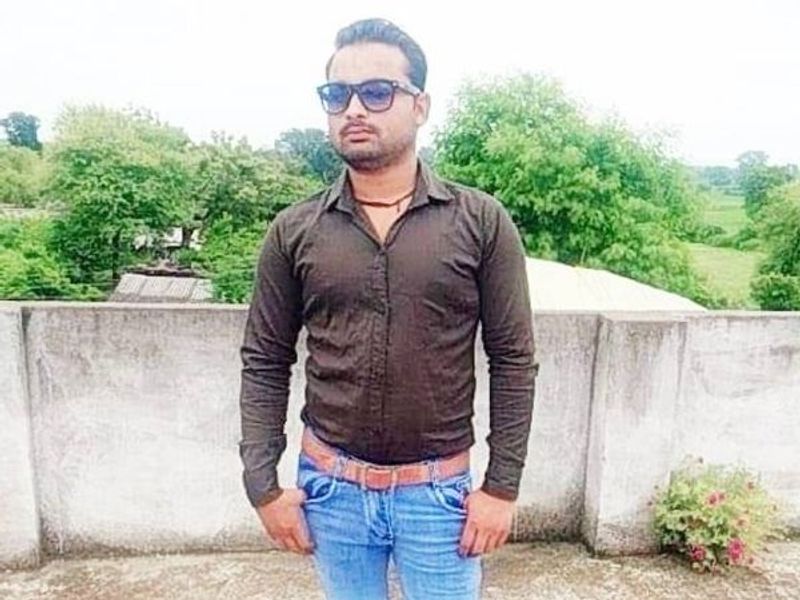 बहन की हत्या तो नहीं की, पुलिस जांच में जुटी
हत्या के कुछ देर बाद पुलिस को सूचना मिली की गढ़ा में पूजा की लाश फंदे पर झूल रही है। पुलिस मौके पर पहुंची, तब तक परिजनों ने कमरे का दरवाजा तोड़ दिया था। पुलिस जांच कर रही है कि कहीं पूजा की भी हत्या करके शव तो नहीं लटकाया गया है।