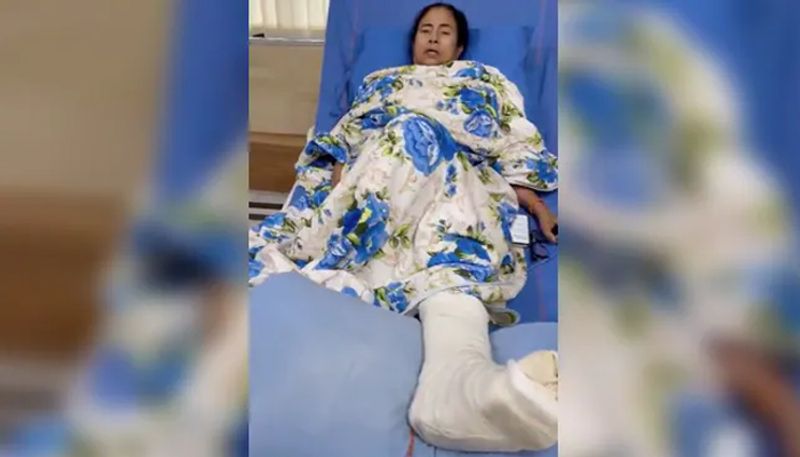 నిన్న రాత్రి పశ్చిమబెంగాల్ ముఖ్యమంత్రి మమతా బెనర్జీపై దాడి జరిగిన విషయం తెలిసిందే. ఆమె కాలికి బలమైన గాయం అవడంతో ఆమె ఆసుపత్రిలో కోలుకుంటున్నారు. నందిగ్రామ్ లో నిన్న ఈ దాడి జరిగిన తరువాత బీజేపీ, టీఎంసీ కార్యకర్తల మధ్య భారీ ఘర్షణ చోటుచేసుకుంది కూడా. తనపై బీజేపీకి చెందిన నలుగురు వ్యక్తులు దాడి చేసారని మమతా బెనర్జీ చెబుతుండగా .... ఆమెపై ఎవరూ దాడి చేయలేదని, ఇదంతా పబ్లిసిటీ కోసమేనని బీజేపీ ఆరోపిస్తుంది.