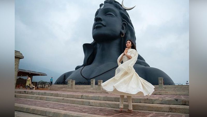 बंगाली परिवार में जन्मी मौनी ने अपनी पढ़ाई सेंट्रल स्कूल से पूरी की और उसके बाद उन्होंने जामिया मिलिया इस्लामिया से मास कम्युनिकेशन की पढ़ाई की। लेकिन उन्होंने अपनी पढ़ाई बीच में छोड़कर एक्टिंग करने लगी और फिल्मों में अपना हाथ अजमाने के लिए मुंबई पहुंच गई।