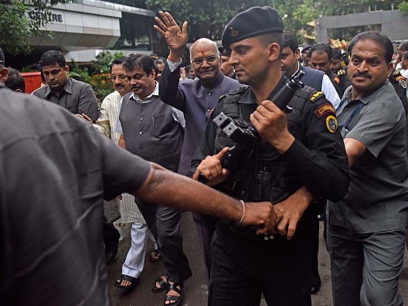 <p>রাষ্ট্রপতির নিরাপত্তার দায়িত্ব রয়েছে পিবিজি বা প্রেসিডেন্ড বডিগার্ড। রাষ্ট্রপতির নিরাপত্তার মূল দায়িত্ব ভারতীয় সেনা বাহিনীর হাতে। <br />
</p>