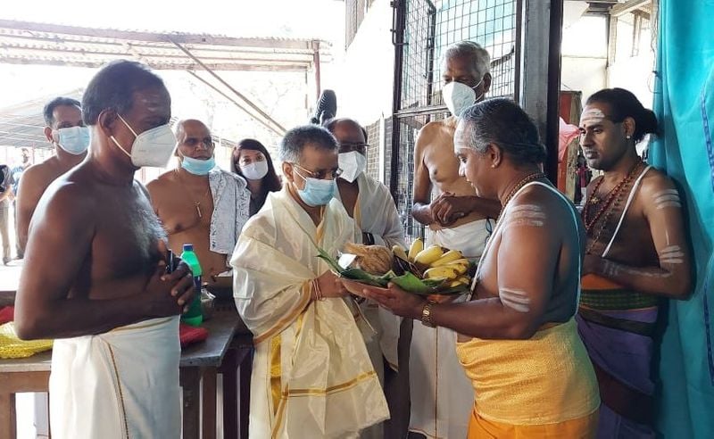 भारतीय दूतावास ने ट्वीट कर कहा कि उच्चायुक्त ने रामसेतु पर पूजा अर्चना की। राम सेतु सदियों से भारतीय और श्रीलंका को जोड़ने वाला कनेक्टिंग ब्रिज है। 