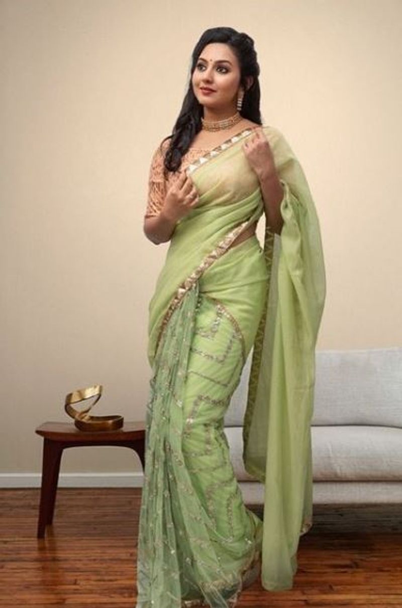 சேலை அழகில் இவரை பார்த்த ரசிகர்கள், தங்களுடைய லைக்குகளை குவித்து வருகிறார்கள்.