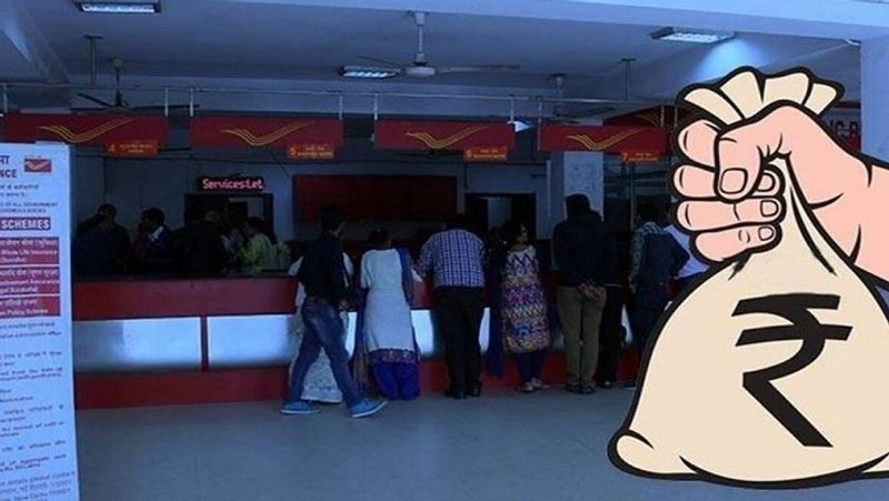 पोस्ट ऑफिस की ज्यादातर स्कीम्स में इनकम टैक्स एक्ट के सेक्शन 80C के तहत 1.5 लाख रुपए तक की लिमिट पर टैक्स में छूट मिलती है। पोस्ट ऑफिस सेविंग्स स्कीम में अकाउंट खुलवाने के बाद अलग-अलग कामों के लिए सर्विस चार्ज भी लिया जाता है। बता दें कि पोस्ट ऑफिस में बहुत कम अमाउंट से भी खाता खोला जा सकता है। (फाइल फोटो)