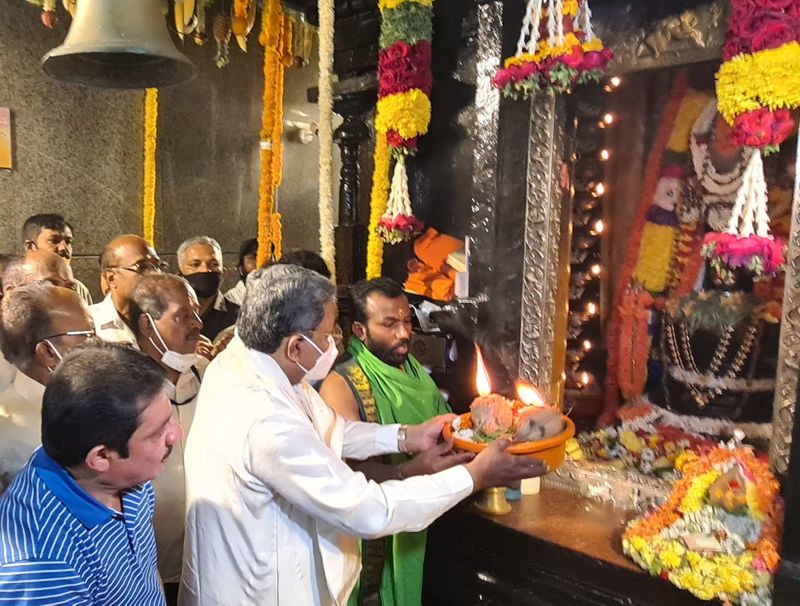 <p>ಸಿದ್ದರಾಮಯ್ಯ ಜತೆ ಶಾಸಕ ಜಮೀರ್ ಅಹಮದ್ ಖಾನ್ ಇದ್ದರು.</p>