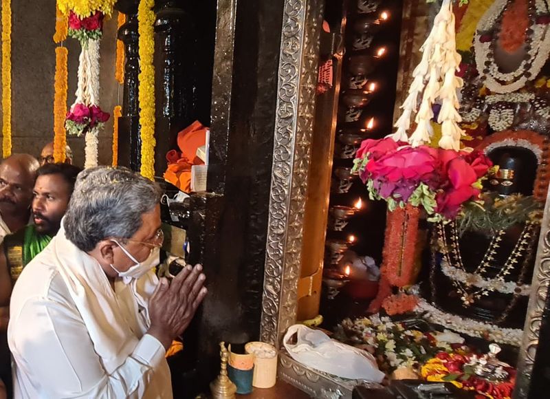 <p>ಶಿವನ ಆರಾಧನೆ ನಡೆಯುತ್ತಿದ್ದು ಹಲವು ದೇವಾಲಯಗಳಲ್ಲಿ ಜಾಗರಣೆ ಕಾರ್ಯಕ್ರಮ ಹಮ್ಮಿಕೊಳ್ಳಲಾಗಿದೆ. </p>