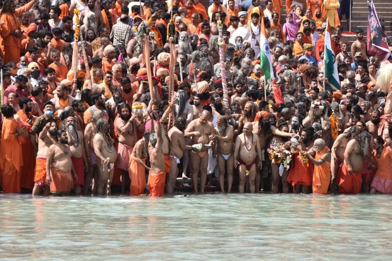 हरिद्वार में महाशिवरात्रि के मौके पर जूना अखाड़ा, अग्नि अखाड़ा, आह्वान अखाड़ा औऱ किन्नर अखाड़ा ने शाही स्नान किए। 