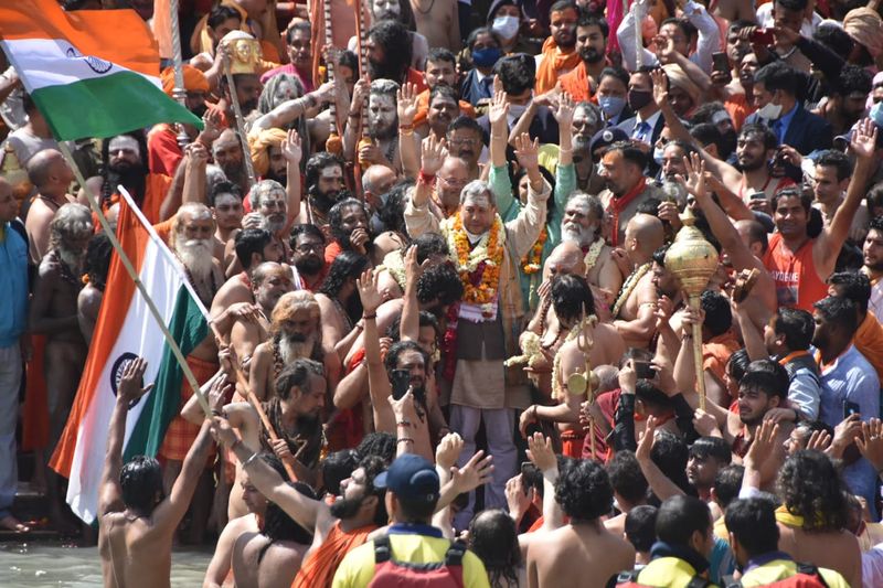 कोरोना को देखते हुए कुंभ में प्रशासन ने सावधानियां बरती हैं। इसके अलावा हर व्यक्ति को कुंभ मेला पोर्टल पर पंजीकरण कराना अनिवार्य किया गया है। इसके साथ ही सभी को अपने साथ 72 घंटे पूर्व तक की कोरोना रिपोर्ट भी लानी है। 