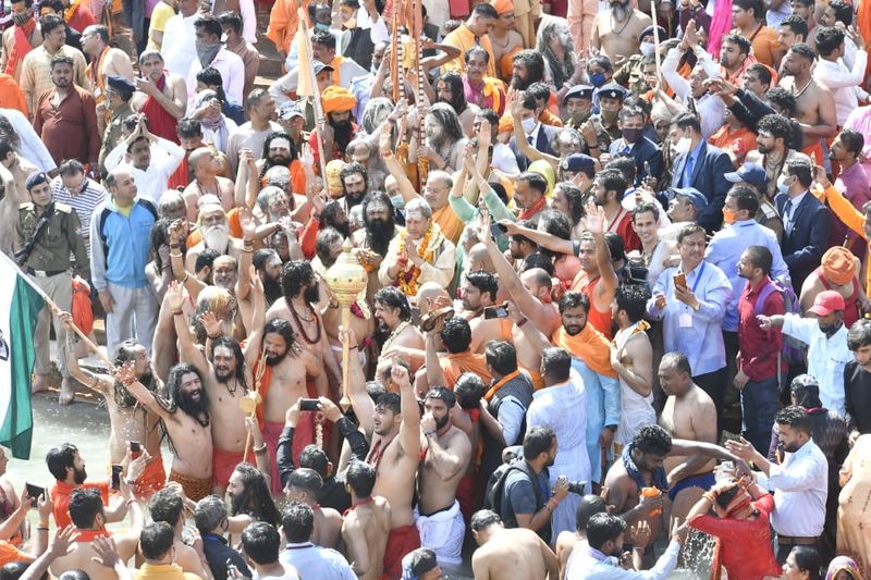 एसओपी लागू होने की अवधि से पहले हरिद्वार आकर होटलों, धर्मशाला और आश्रमों में ठहरने वाले लोगों की भी कोविड जांच की जा रही है। बॉर्डर और मेला क्षेत्र में 40 टीमें कोविड की रैंडम जांच करने के लिए लगाई गई हैं।
