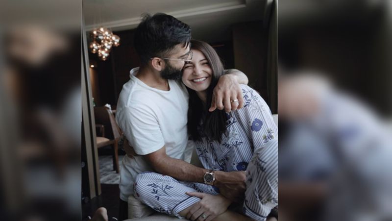 12 मार्च को भारत और इंग्लैंड के बीच 5 टी20 मैचों की सीरीज शुरू होने वाली है। ये सभी मैच अहमदाबाद के नरेंद्र मोदी स्टेडियम में खेले जाएंगे। इस वक्त अनुष्का और उनकी बेटी विराट और उनकी टीम को सपोर्ट करने अहमदाबाद में ही है। बता दें कि इससे पहले भारते ने इंग्लैंड के खिलाफ टेस्ट में 3-1 से सीरीज जीती थी।